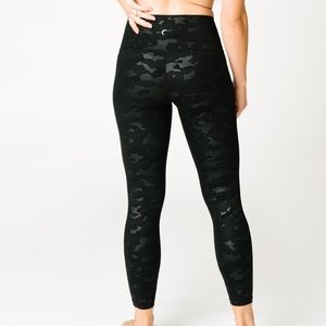 Zyia size 4 camo luxe 7/8 leggings in black.